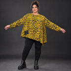 Kuscheliges Feinstrickshirt in Gelb/Schwarz aus flauschigem Garn mit asymmetrischem Saum