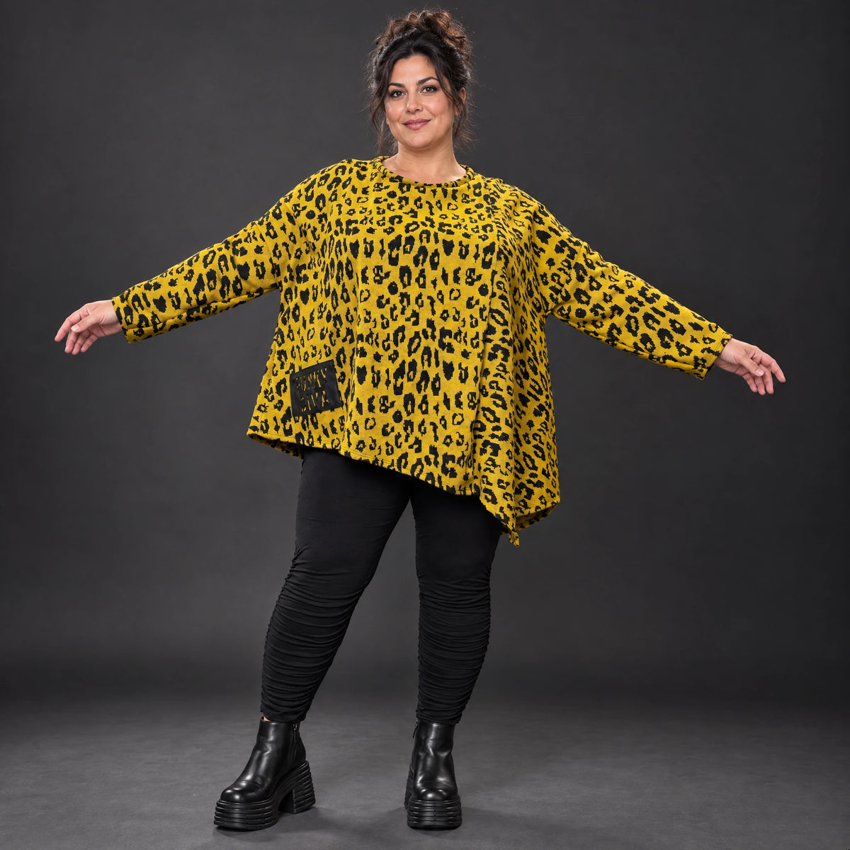 Kuscheliges Feinstrickshirt in Gelb/Schwarz aus flauschigem Garn mit asymmetrischem Saum