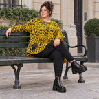 Kuscheliges Feinstrickshirt in Gelb/Schwarz aus flauschigem Garn mit asymmetrischem Saum
