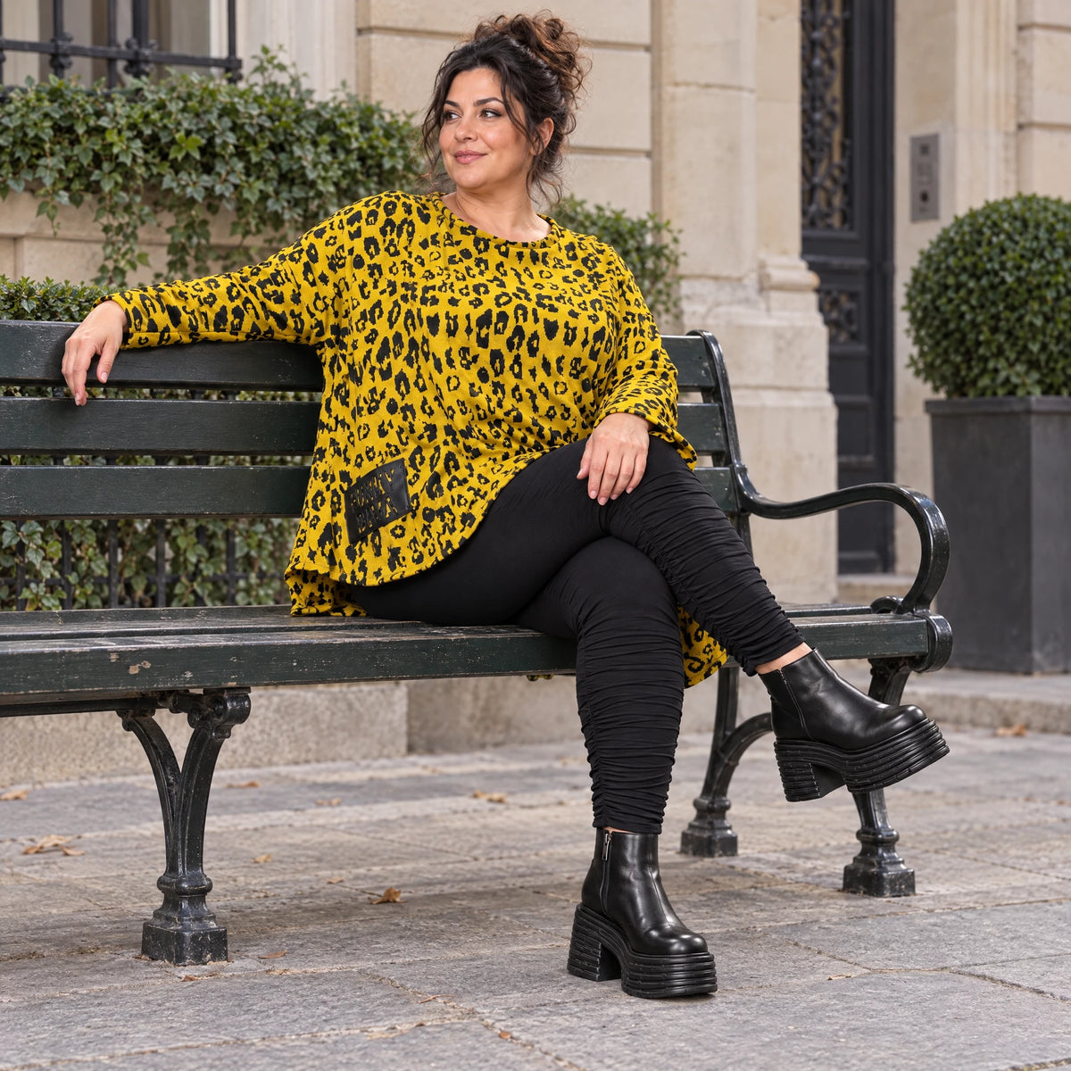 Kuscheliges Feinstrickshirt in Gelb/Schwarz aus flauschigem Garn mit asymmetrischem Saum