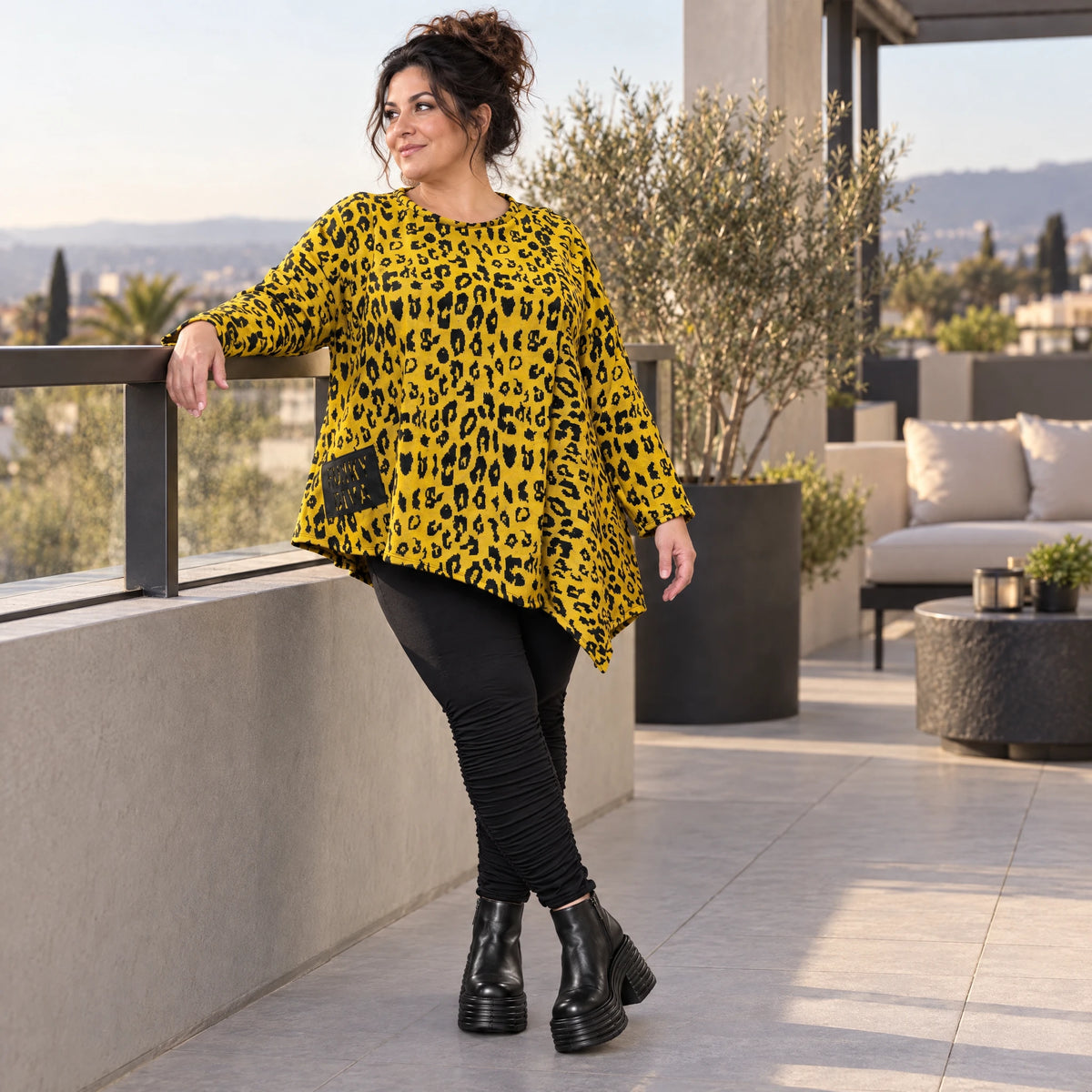 Kuscheliges Feinstrickshirt in Gelb/Schwarz aus flauschigem Garn mit asymmetrischem Saum
