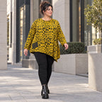 Kuscheliges Feinstrickshirt in Gelb/Schwarz aus flauschigem Garn mit asymmetrischem Saum