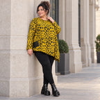 Kuscheliges Feinstrickshirt in Gelb/Schwarz aus flauschigem Garn mit asymmetrischem Saum