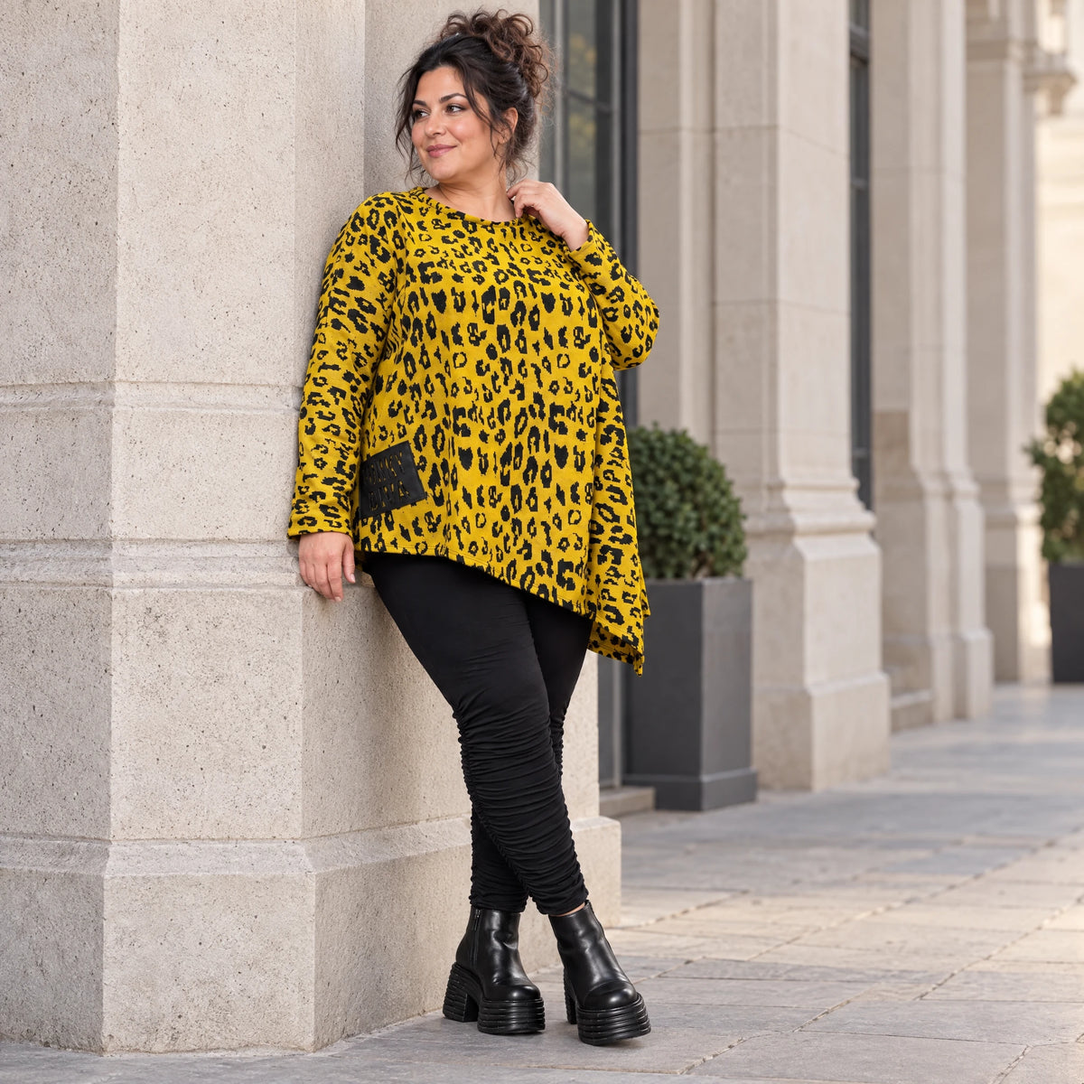 Kuscheliges Feinstrickshirt in Gelb/Schwarz aus flauschigem Garn mit asymmetrischem Saum