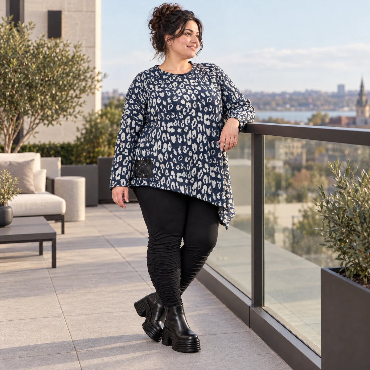 Asymmetrisches Feinstrickshirt in Marineblau/Grau mit Zipfelsaum und Rundhalsausschnitt