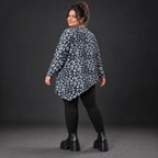 Asymmetrisches Feinstrickshirt in Marineblau/Grau mit Zipfelsaum und Rundhalsausschnitt