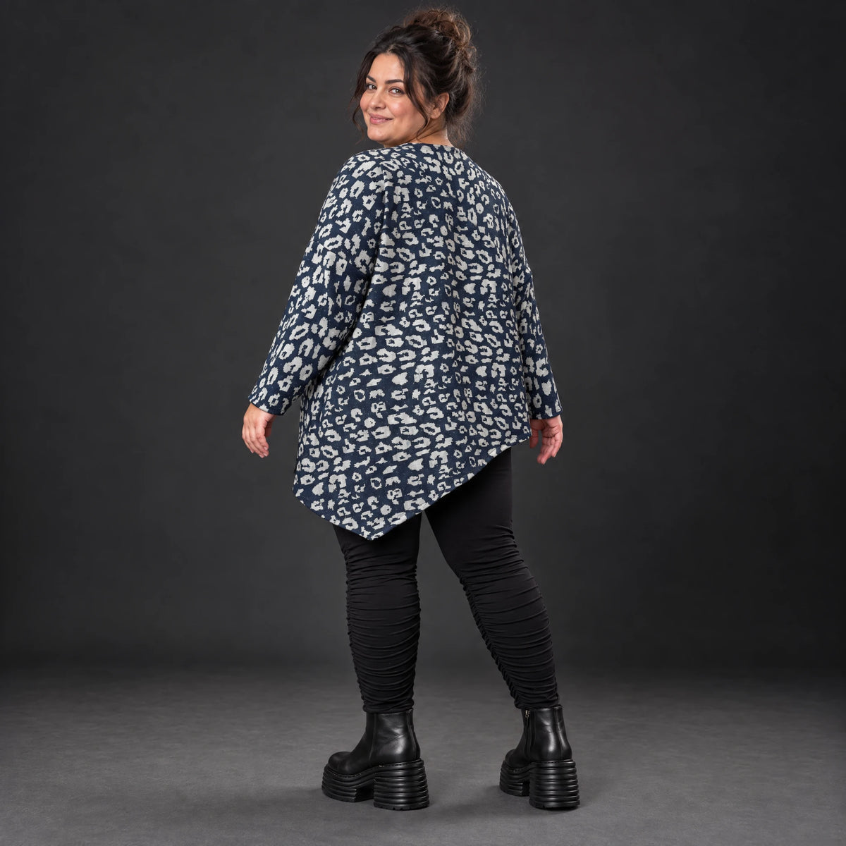 Asymmetrisches Feinstrickshirt in Marineblau/Grau mit Zipfelsaum und Rundhalsausschnitt