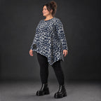 Asymmetrisches Feinstrickshirt in Marineblau/Grau mit Zipfelsaum und Rundhalsausschnitt