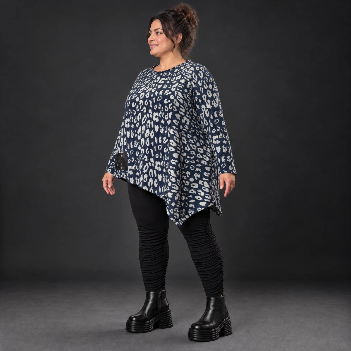 Asymmetrisches Feinstrickshirt in Marineblau/Grau mit Zipfelsaum und Rundhalsausschnitt