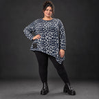 Asymmetrisches Feinstrickshirt in Marineblau/Grau mit Zipfelsaum und Rundhalsausschnitt