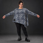 Asymmetrisches Feinstrickshirt in Marineblau/Grau mit Zipfelsaum und Rundhalsausschnitt