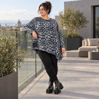 Asymmetrisches Feinstrickshirt in Marineblau/Grau mit Zipfelsaum und Rundhalsausschnitt