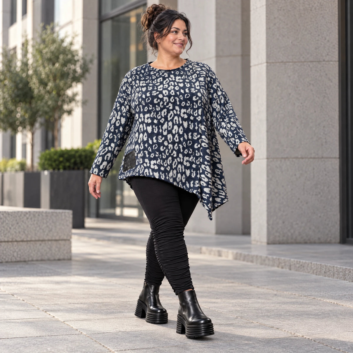 Asymmetrisches Feinstrickshirt in Marineblau/Grau mit Zipfelsaum und Rundhalsausschnitt