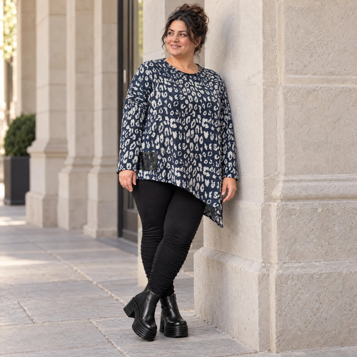 Asymmetrisches Feinstrickshirt in Marineblau/Grau mit Zipfelsaum und Rundhalsausschnitt