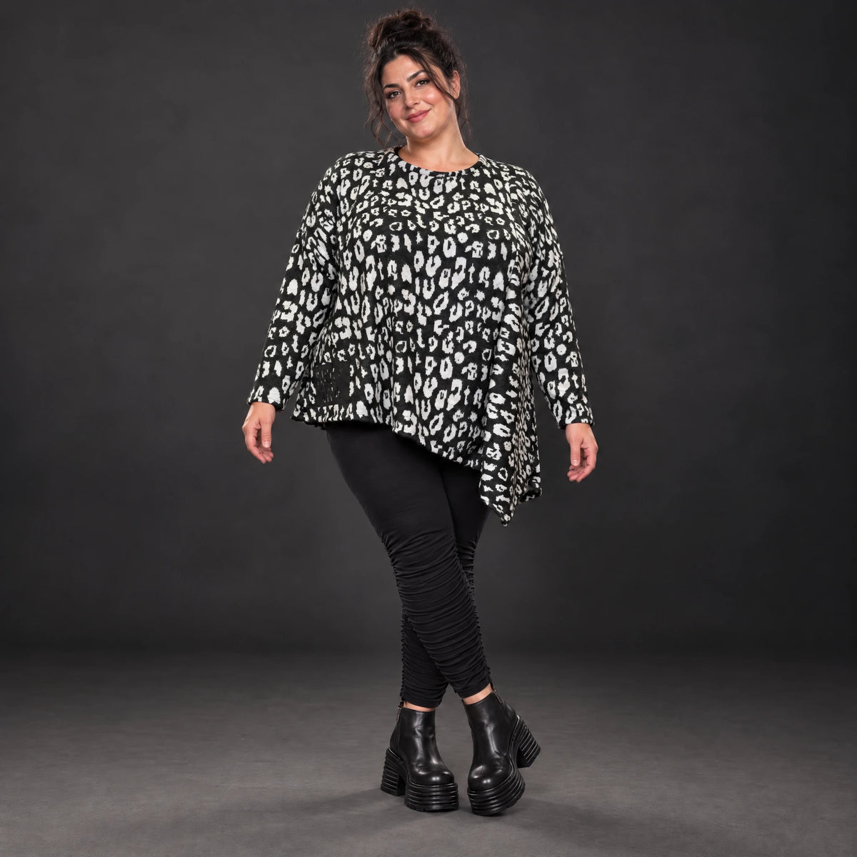 Kuscheliges Feinstrickshirt in Schwarz/Weiß mit asymmetrischem Zipfelsaum für den Winter