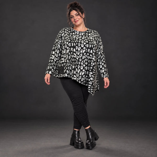 Kuscheliges Feinstrickshirt in Schwarz/Weiß mit asymmetrischem Zipfelsaum für den Winter