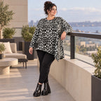 Kuscheliges Feinstrickshirt in Schwarz/Weiß mit asymmetrischem Zipfelsaum für den Winter