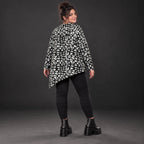 Kuscheliges Feinstrickshirt in Schwarz/Weiß mit asymmetrischem Zipfelsaum für den Winter