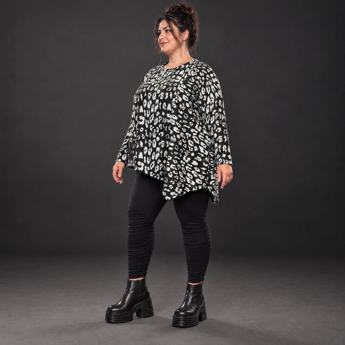 Kuscheliges Feinstrickshirt in Schwarz/Weiß mit asymmetrischem Zipfelsaum für den Winter
