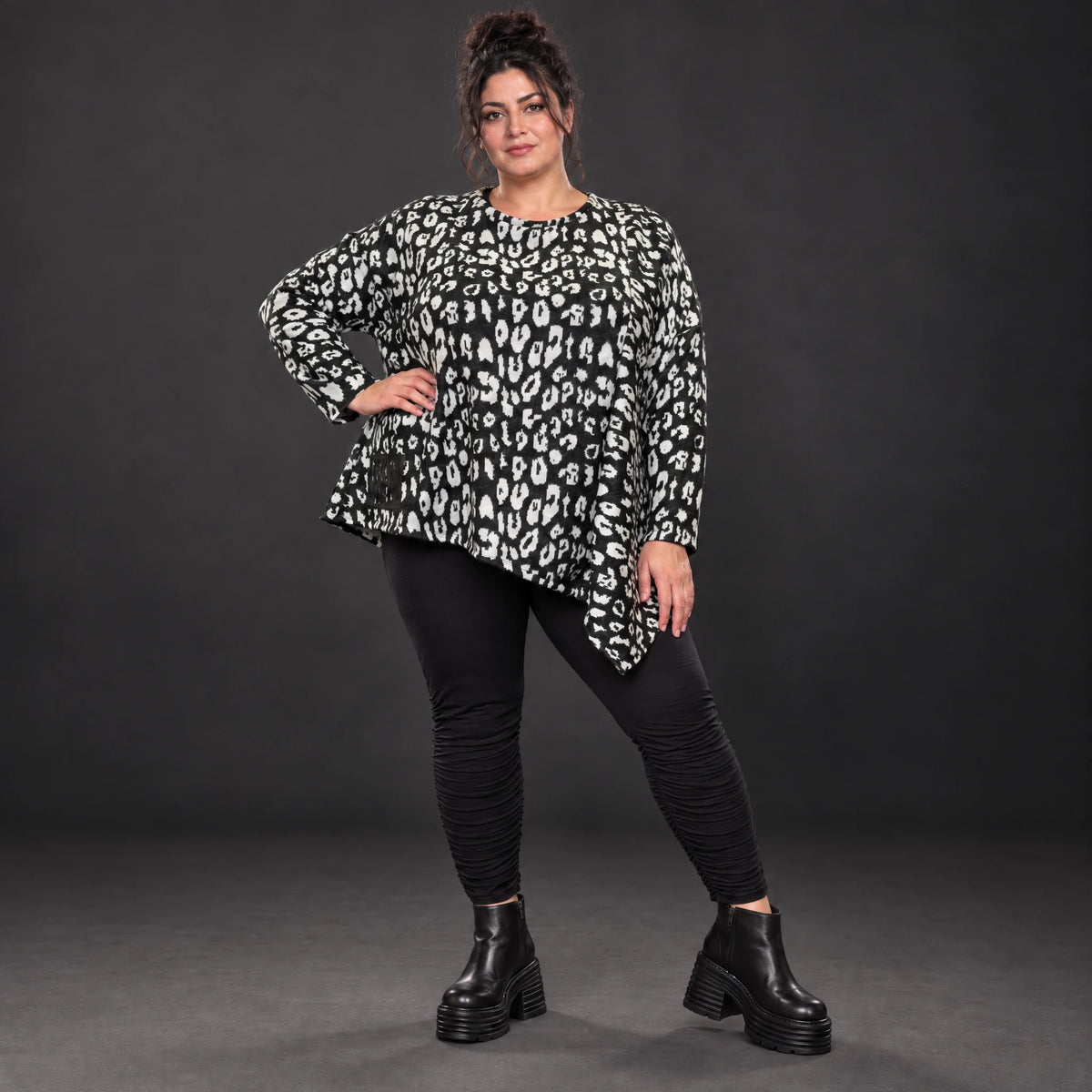 Kuscheliges Feinstrickshirt in Schwarz/Weiß mit asymmetrischem Zipfelsaum für den Winter