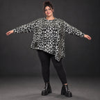 Kuscheliges Feinstrickshirt in Schwarz/Weiß mit asymmetrischem Zipfelsaum für den Winter