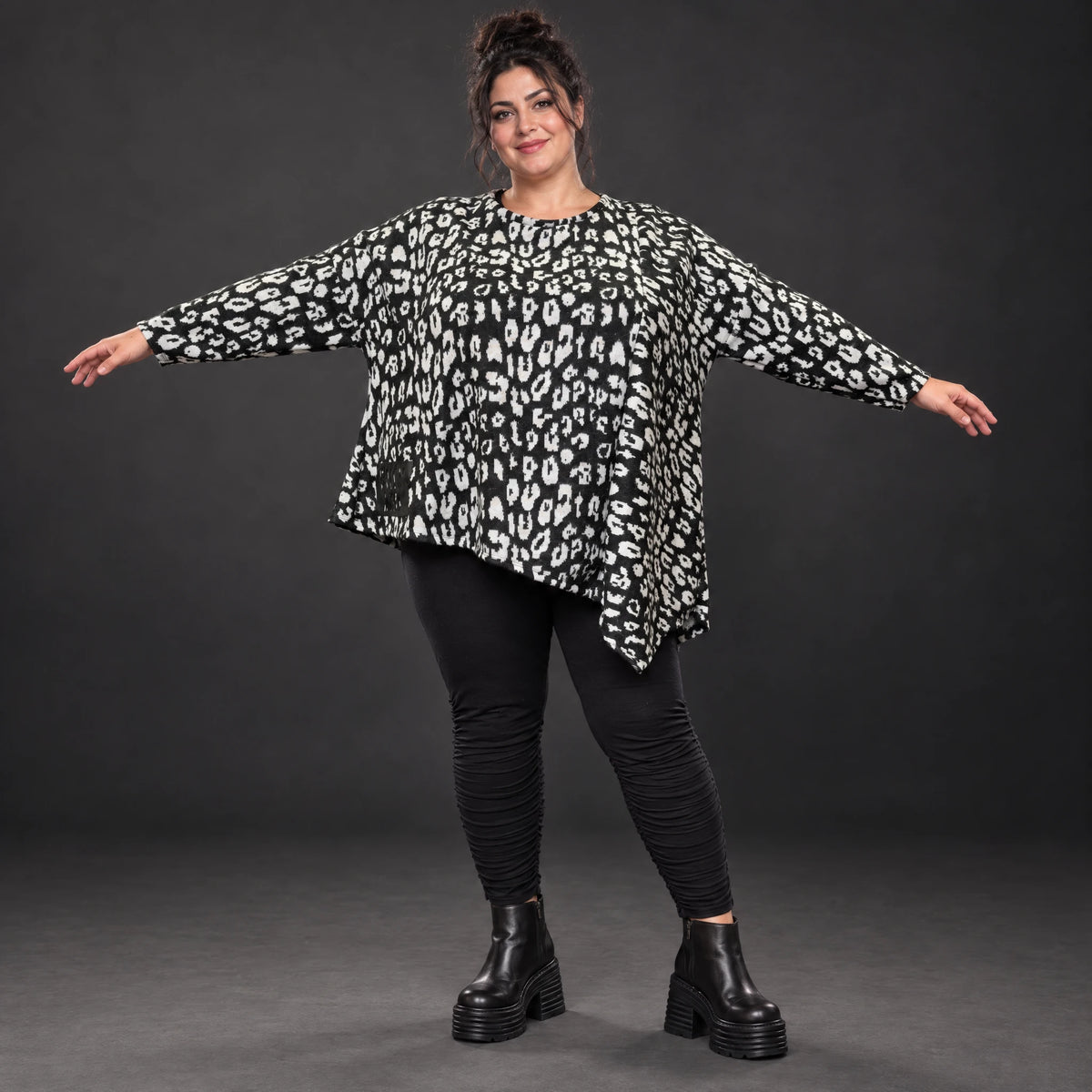 Kuscheliges Feinstrickshirt in Schwarz/Weiß mit asymmetrischem Zipfelsaum für den Winter