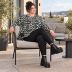 Kuscheliges Feinstrickshirt in Schwarz/Weiß mit asymmetrischem Zipfelsaum für den Winter
