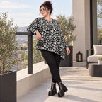 Kuscheliges Feinstrickshirt in Schwarz/Weiß mit asymmetrischem Zipfelsaum für den Winter