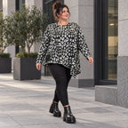 Kuscheliges Feinstrickshirt in Schwarz/Weiß mit asymmetrischem Zipfelsaum für den Winter