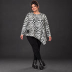 Langarmshirt aus flauschigem Feinstrick in Weiß/Schwarz mit asymmetrischem Zipfelsaum