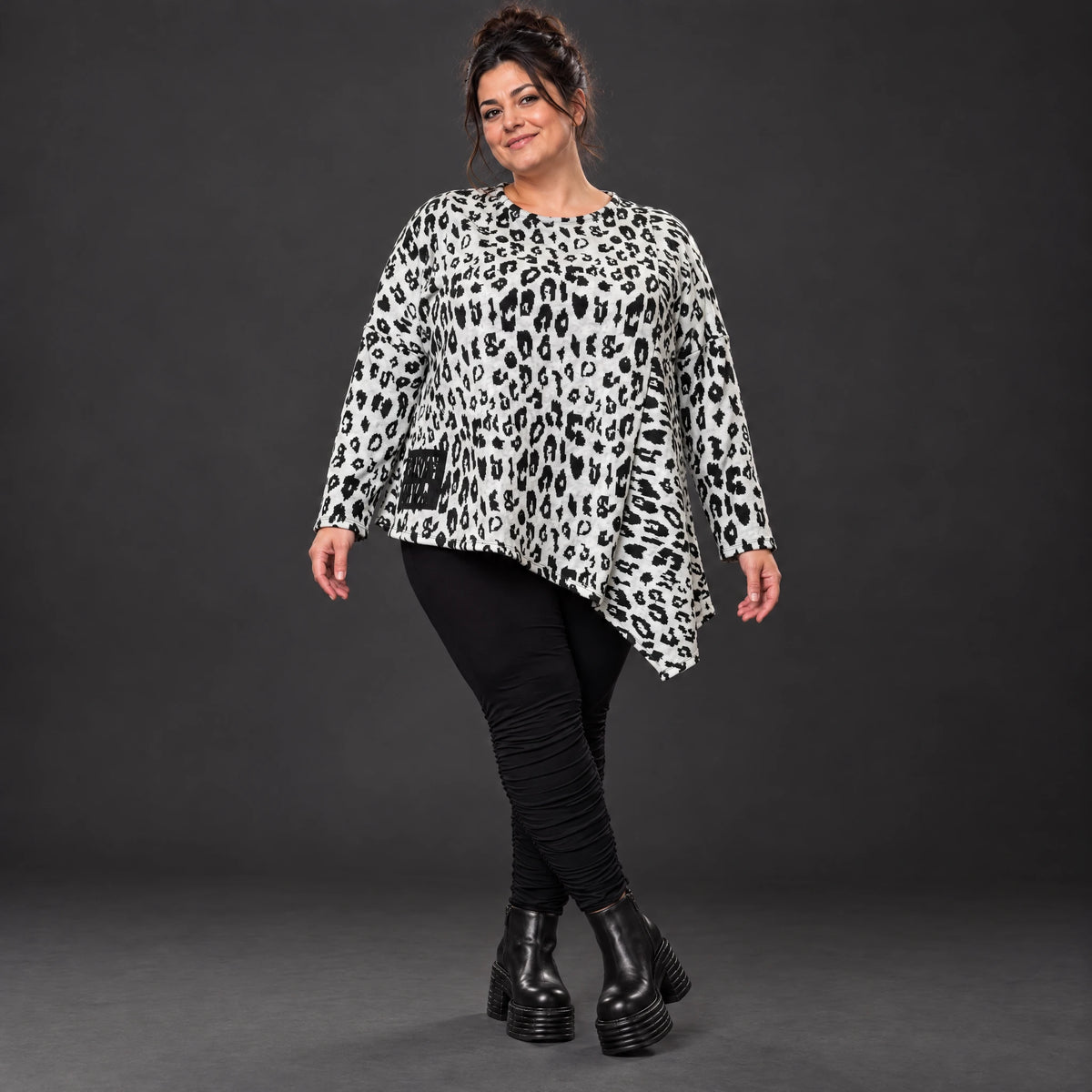 Langarmshirt aus flauschigem Feinstrick in Weiß/Schwarz mit asymmetrischem Zipfelsaum