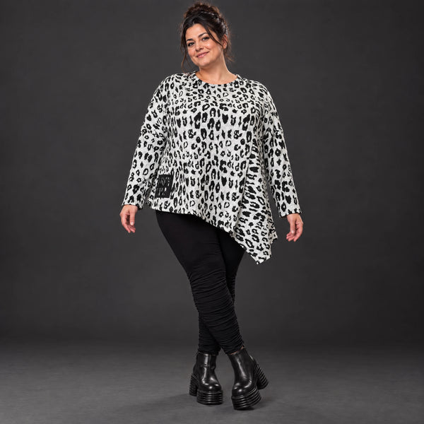 Langarmshirt aus flauschigem Feinstrick in Weiß/Schwarz mit asymmetrischem Zipfelsaum