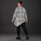 Langarmshirt aus flauschigem Feinstrick in Weiß/Schwarz mit asymmetrischem Zipfelsaum