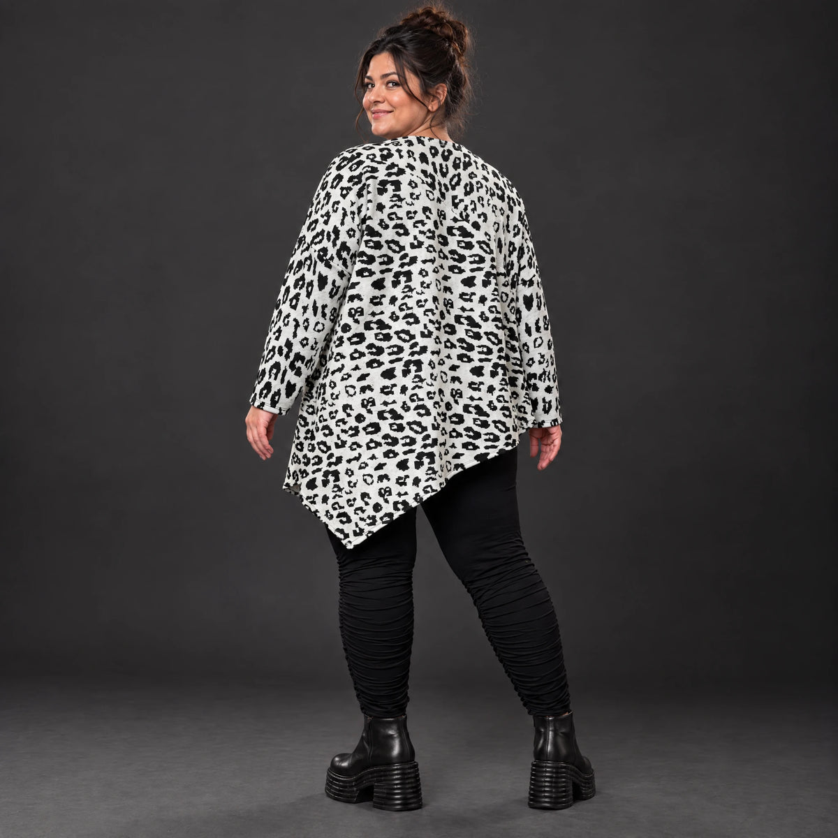Langarmshirt aus flauschigem Feinstrick in Weiß/Schwarz mit asymmetrischem Zipfelsaum