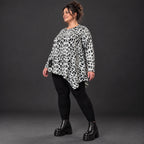 Langarmshirt aus flauschigem Feinstrick in Weiß/Schwarz mit asymmetrischem Zipfelsaum