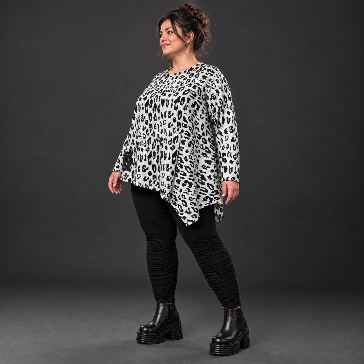 Langarmshirt aus flauschigem Feinstrick in Weiß/Schwarz mit asymmetrischem Zipfelsaum
