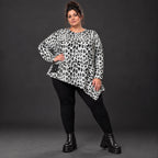Langarmshirt aus flauschigem Feinstrick in Weiß/Schwarz mit asymmetrischem Zipfelsaum