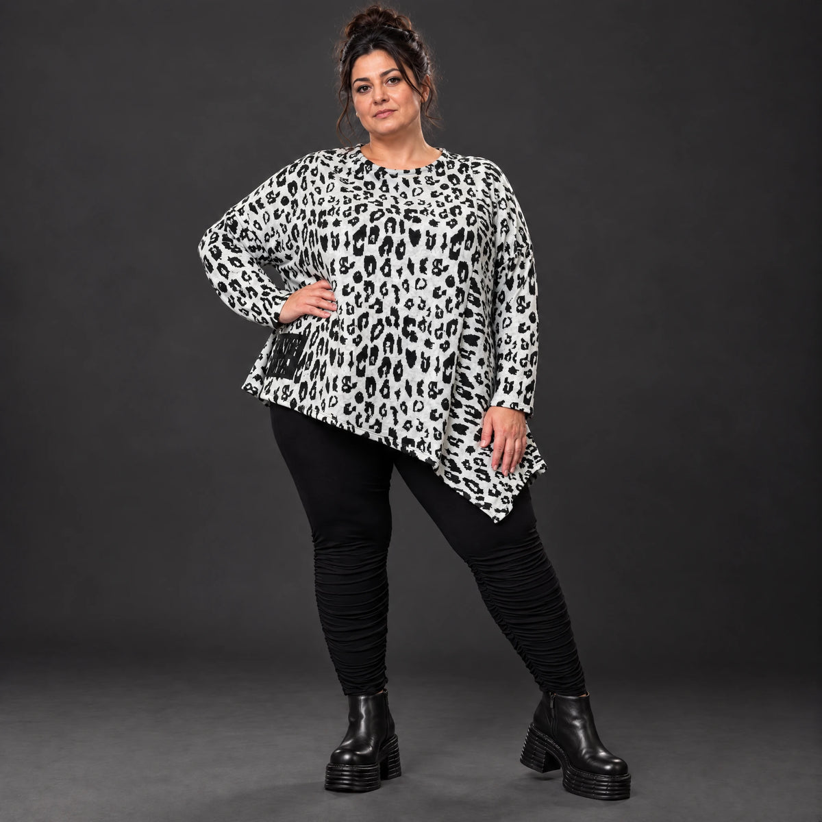 Langarmshirt aus flauschigem Feinstrick in Weiß/Schwarz mit asymmetrischem Zipfelsaum