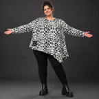 Langarmshirt aus flauschigem Feinstrick in Weiß/Schwarz mit asymmetrischem Zipfelsaum