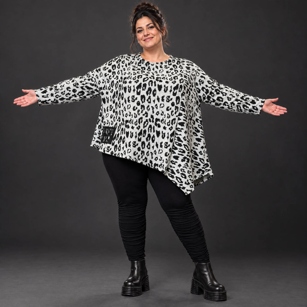Langarmshirt aus flauschigem Feinstrick in Weiß/Schwarz mit asymmetrischem Zipfelsaum