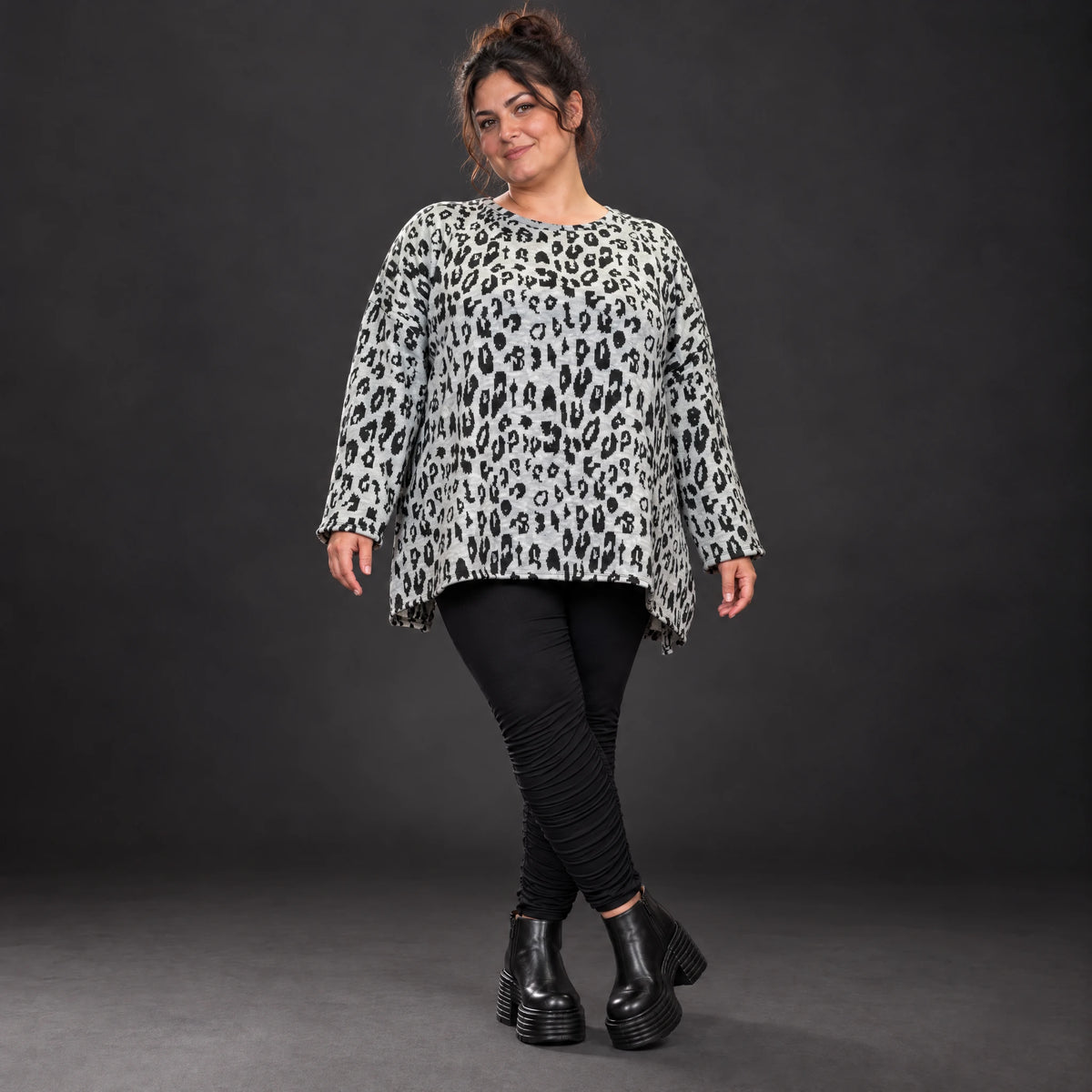 Langarmshirt aus flauschigem Feinstrick in Grau/Schwarz mit A-Linie und Schlitzen am Saum