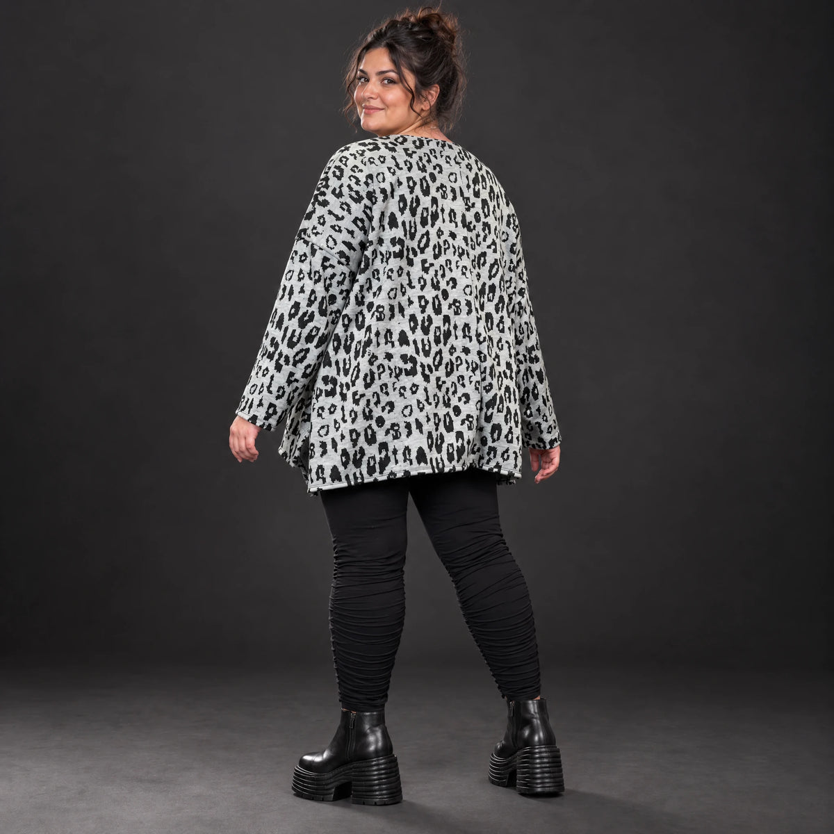 Langarmshirt aus flauschigem Feinstrick in Grau/Schwarz mit A-Linie und Schlitzen am Saum