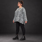 Langarmshirt aus flauschigem Feinstrick in Grau/Schwarz mit A-Linie und Schlitzen am Saum