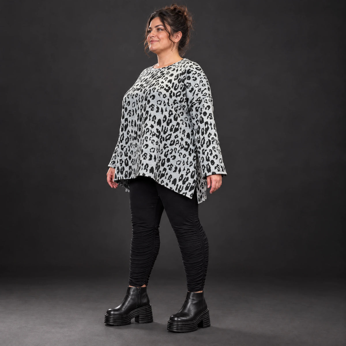 Langarmshirt aus flauschigem Feinstrick in Grau/Schwarz mit A-Linie und Schlitzen am Saum