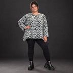 Langarmshirt aus flauschigem Feinstrick in Grau/Schwarz mit A-Linie und Schlitzen am Saum