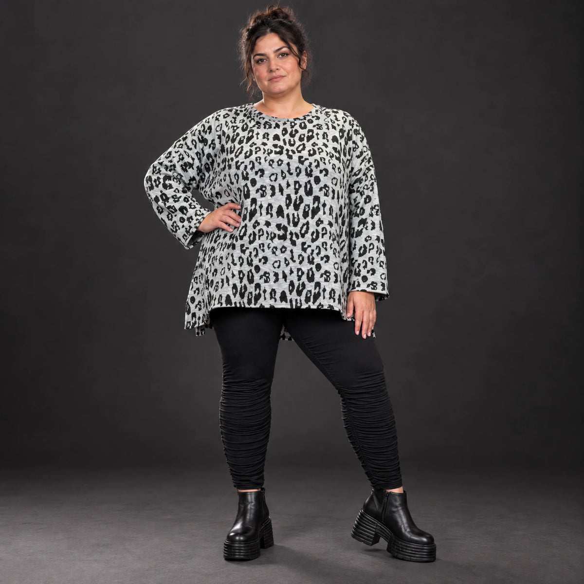 Langarmshirt aus flauschigem Feinstrick in Grau/Schwarz mit A-Linie und Schlitzen am Saum