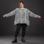 Langarmshirt aus flauschigem Feinstrick in Grau/Schwarz mit A-Linie und Schlitzen am Saum