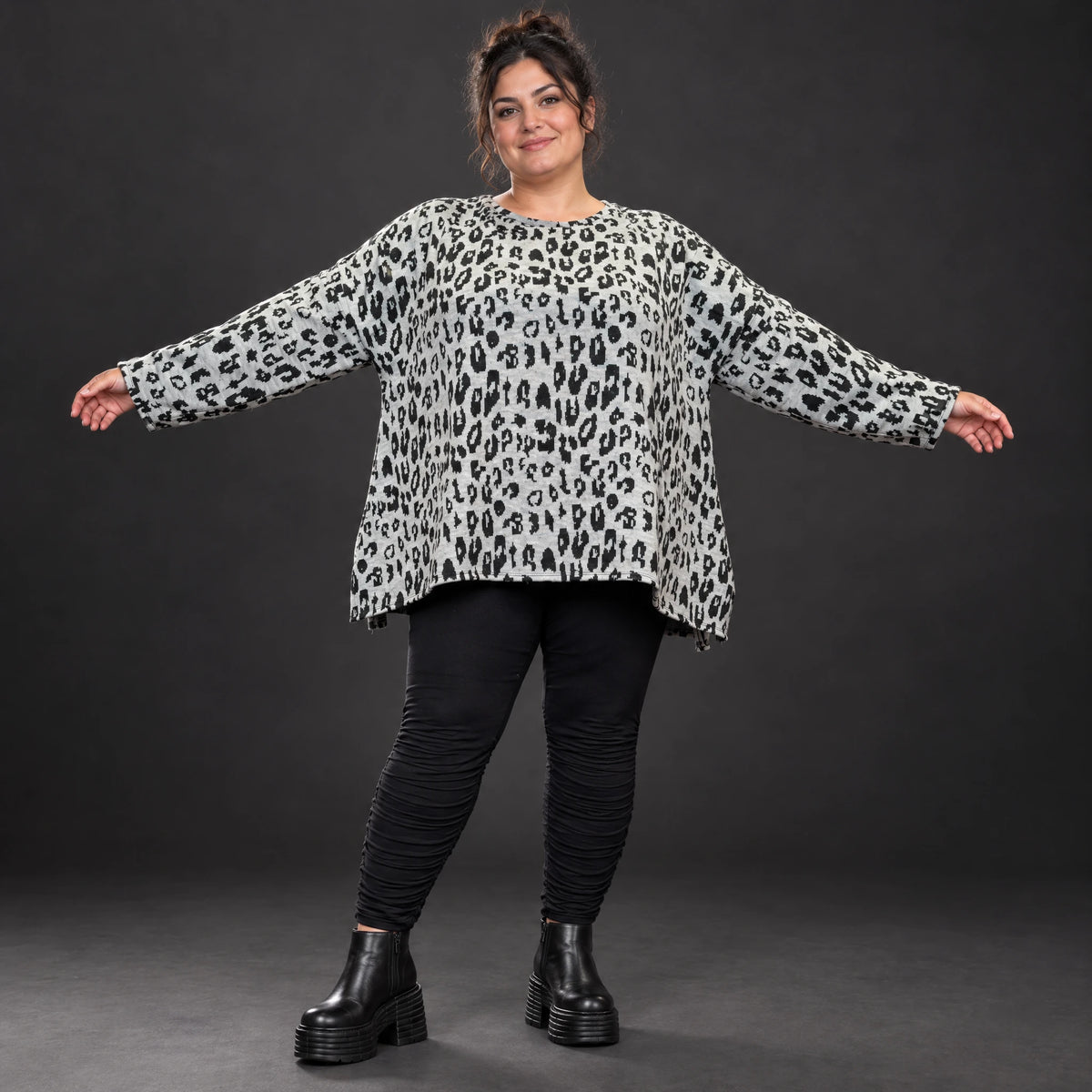 Langarmshirt aus flauschigem Feinstrick in Grau/Schwarz mit A-Linie und Schlitzen am Saum
