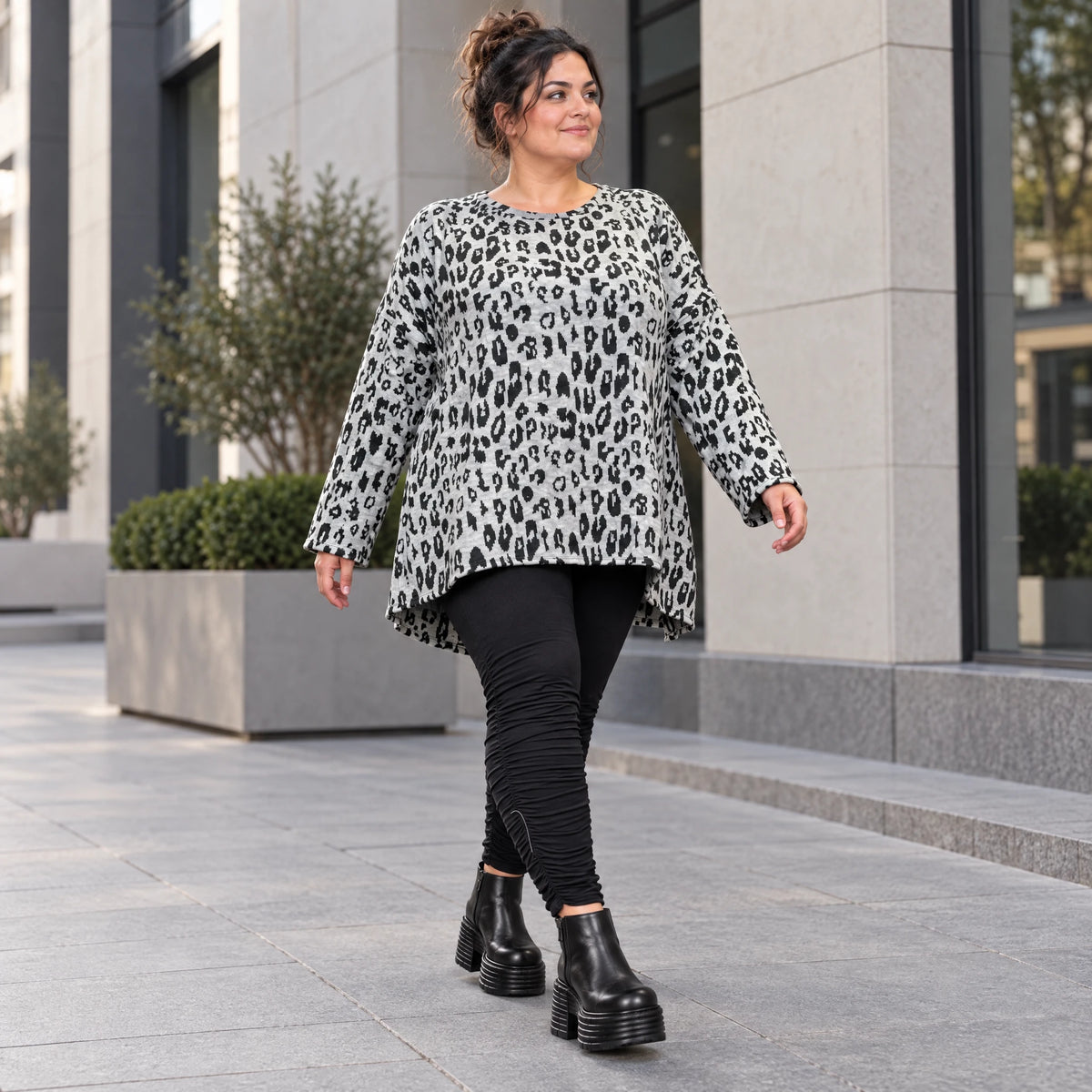 Langarmshirt aus flauschigem Feinstrick in Grau/Schwarz mit A-Linie und Schlitzen am Saum