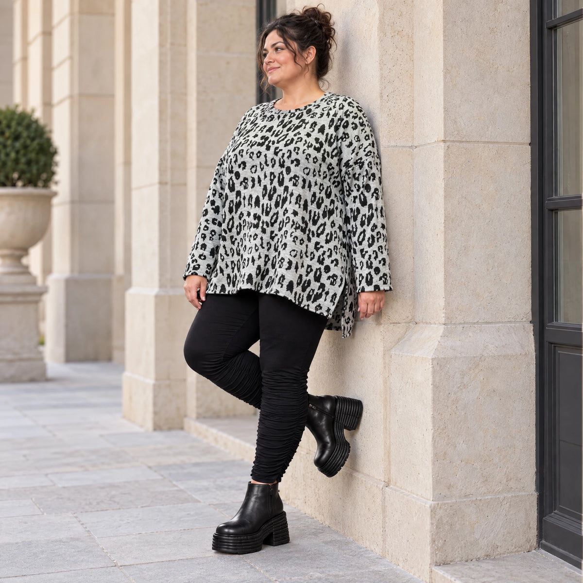 Langarmshirt aus flauschigem Feinstrick in Grau/Schwarz mit A-Linie und Schlitzen am Saum